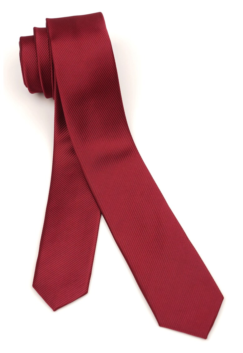 Cravata slim burgundy din matase cu textura diagonala