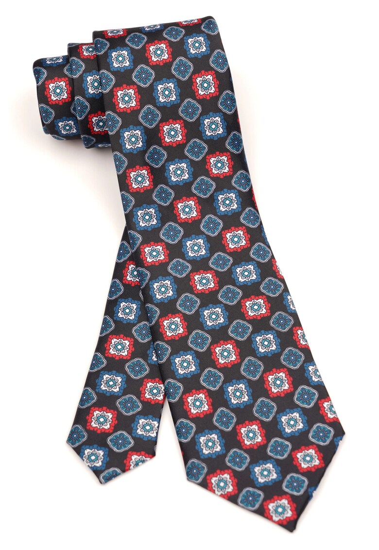 Cravata neagra cu model geometric rosu si albastru