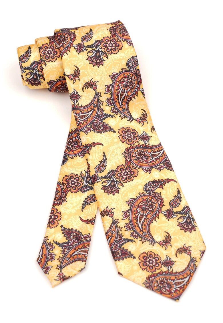 Cravata clasica galbena cu imprimeu paisley rosu