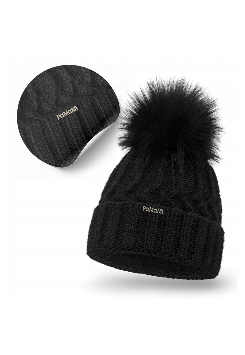 Caciula de iarna pentru femei - universala - neagra - captuseala din fleece - pompom din blana - rezistenta la inghet - material: 85% acril - 15% poliamida - circumferinta capului: 55-58 cm - inaltime: 23 cm - latime: 22 cm - nu electrizeaza parul