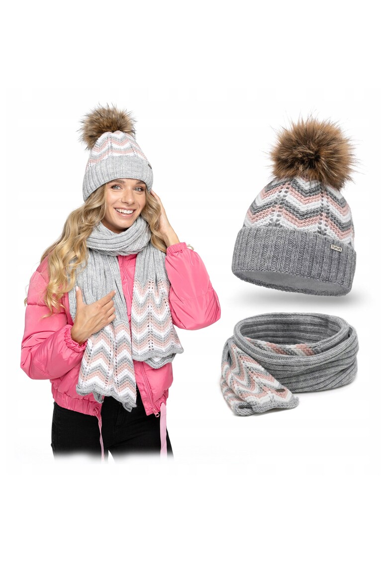 Set de iarna pentru femei - caciula cu esarfa - marime universala - captuseala din fleece - pompom din blana - strat antistatic - material: 85% acril - 15% poliamida - culoare: gri - continut setului: caciula si esarfa - rezistenta la inghet - confortab