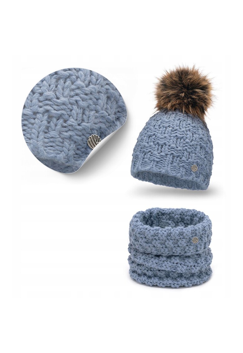 Set de iarna pentru femei - caciula cu pompom si esarfa - marime universala - material: 10% lana - 15% poliamida - 75% acril - culoare: albastru - continut setului: caciula si esarfa - caracteristici: nu zgarie - marime ajustata - rezistent la spalare