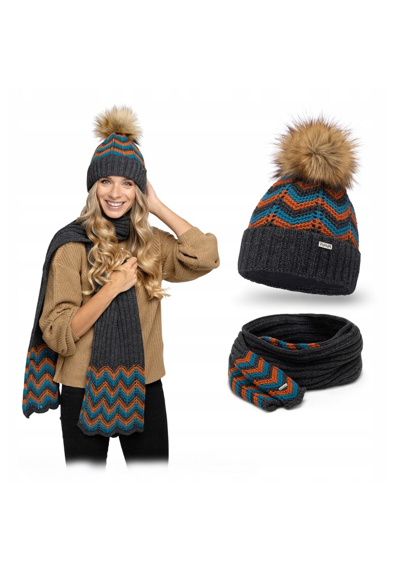 Set de iarna pentru femei - universal - maro - caciula izolata - esarfa lunga - captuseala din fleece - pompom din blana - strat antistatic - material: 85% acril - 15% poliamida - continut setului: caciula si esarfa - rezistenta la inghet - confortabil