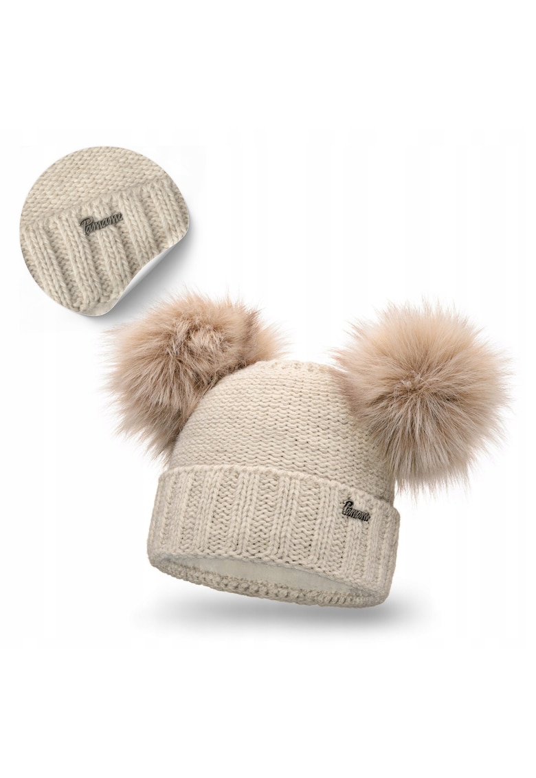 Caciula de iarna pentru femei - 17560-004 - bej - captuseala din fleece 3/4 - pompon ecologic cu par lung - design cu rasucire - material: 85% acril - 15% poliamida - circumferinta capului: 55-58 cm - inaltime: 23 cm - latime: 23 cm - rezistenta la