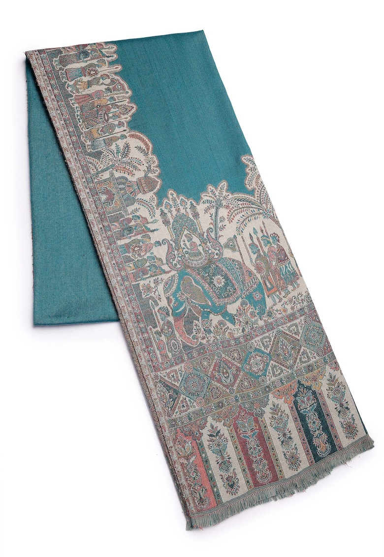 Esarfa cu model si terminatii nefinisate