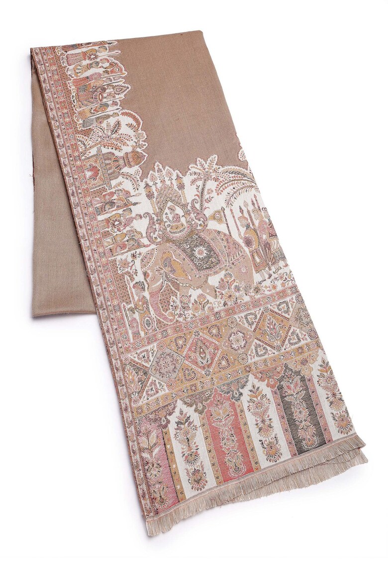 Esarfa cu model si terminatii nefinisate