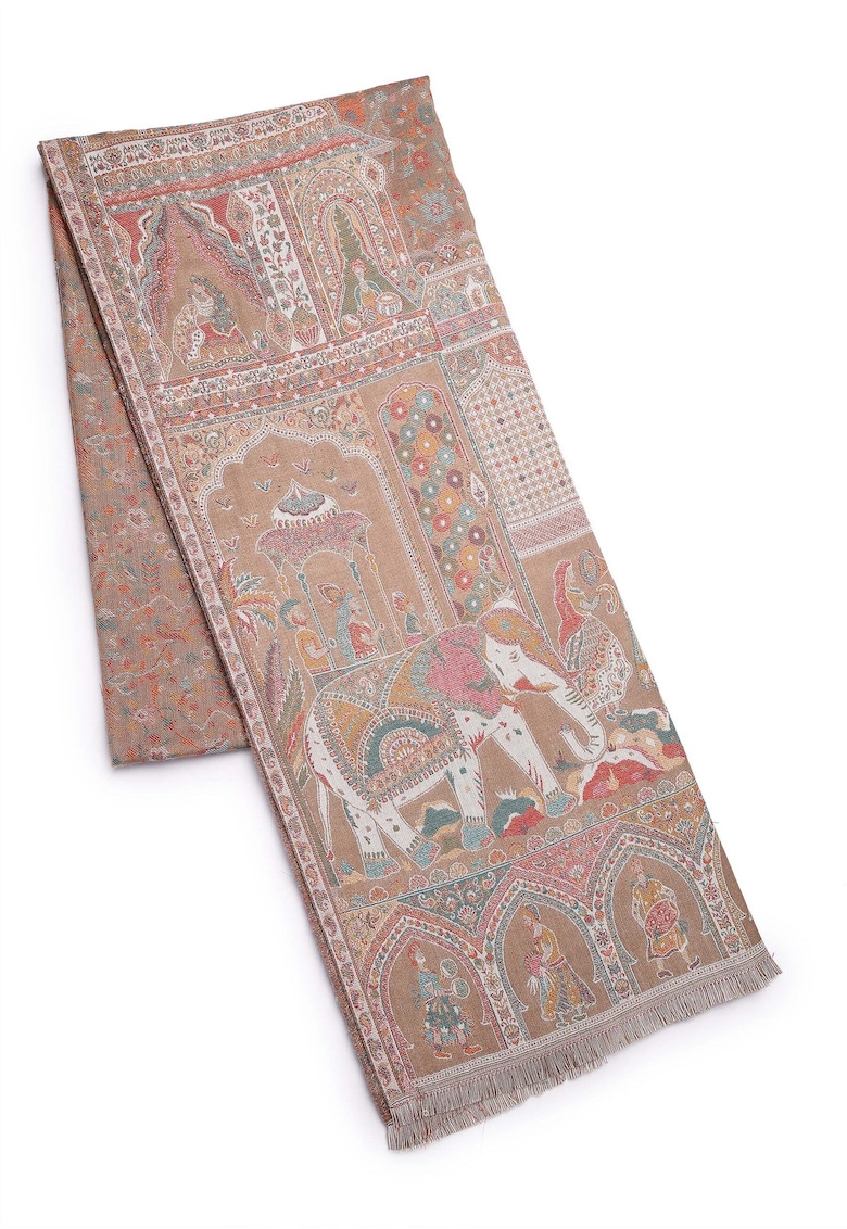 Esarfa cu model si terminatii nefinisate