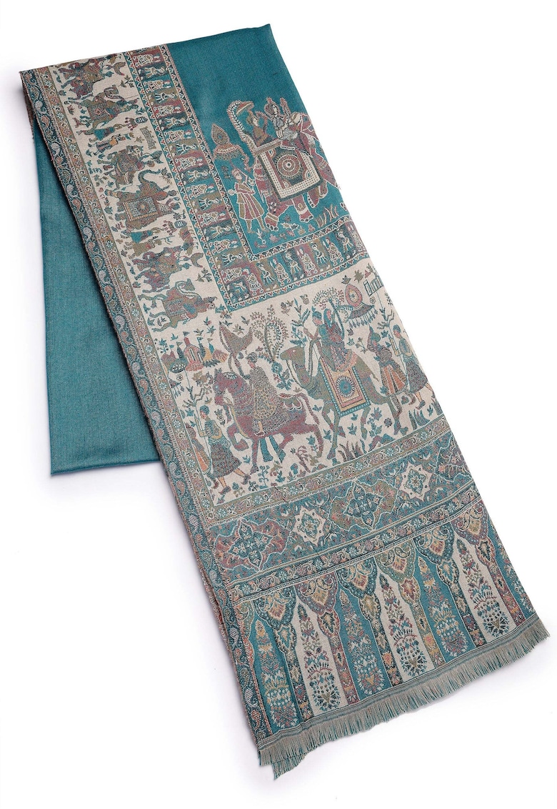 Esarfa cu model si terminatii nefinisate