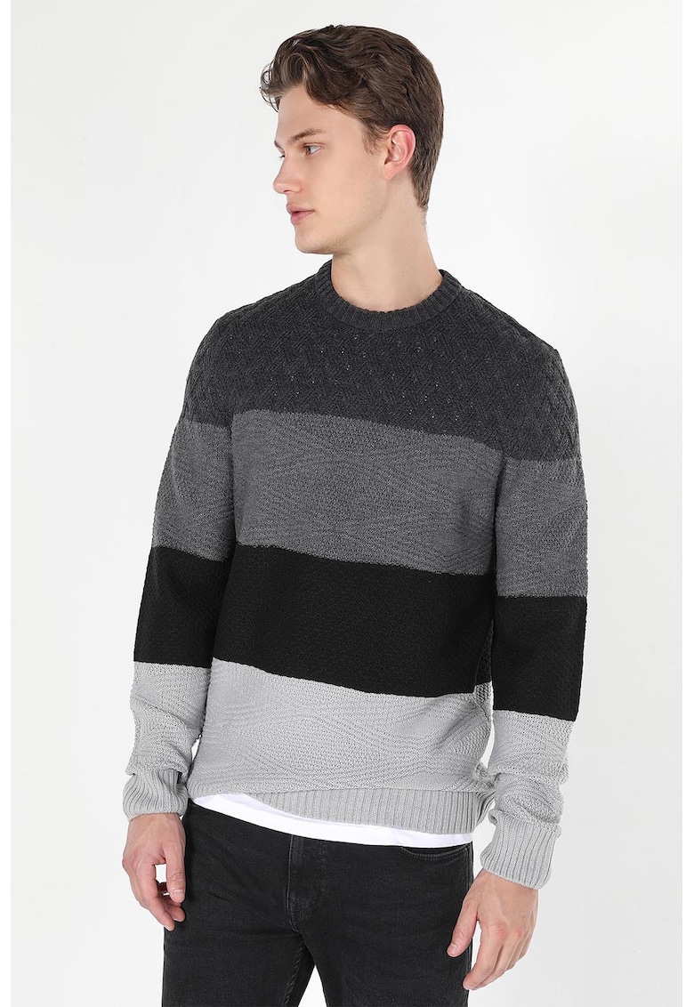 Pulover cu decolteu la baza gatului si model in dungi