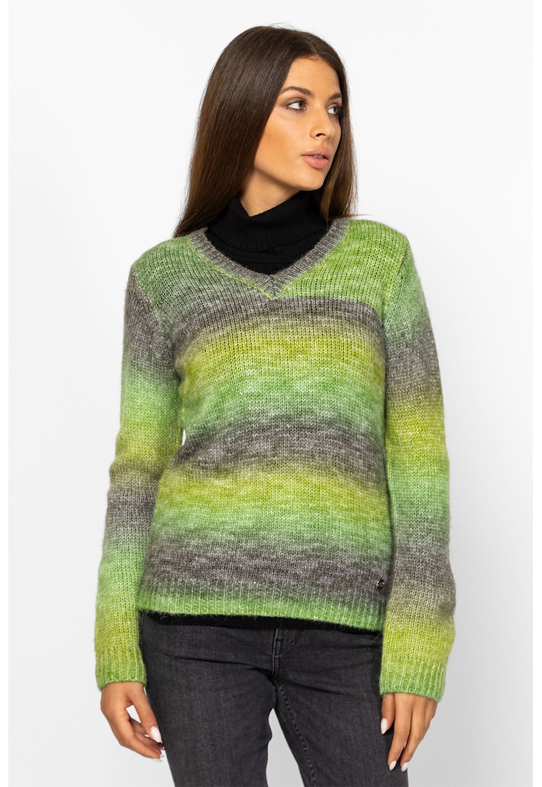 Pulover tricotat cu model si decolteu in V