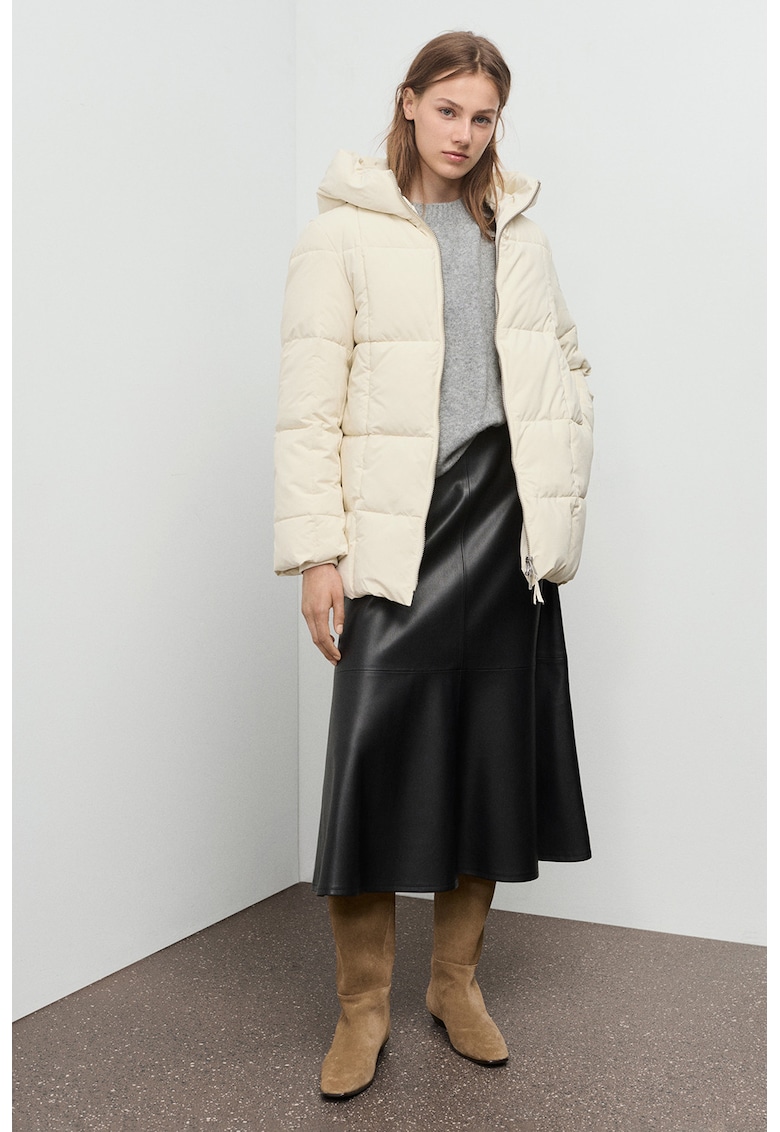 Geaca cu finisaj rezistent la apa si gluga