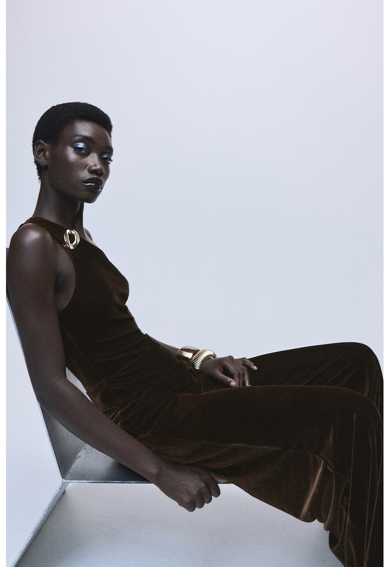 Salopeta cu aspect de catifea si decolteu pe un umar