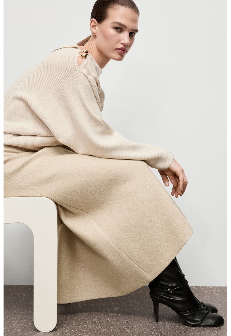 Pulover tricotat cu decolteu pe un umar si detalii metalice