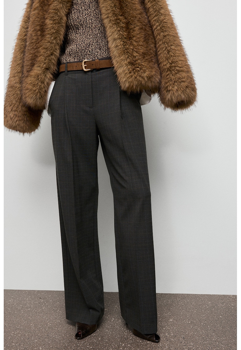 Pantaloni cu pliuri si croiala ampla