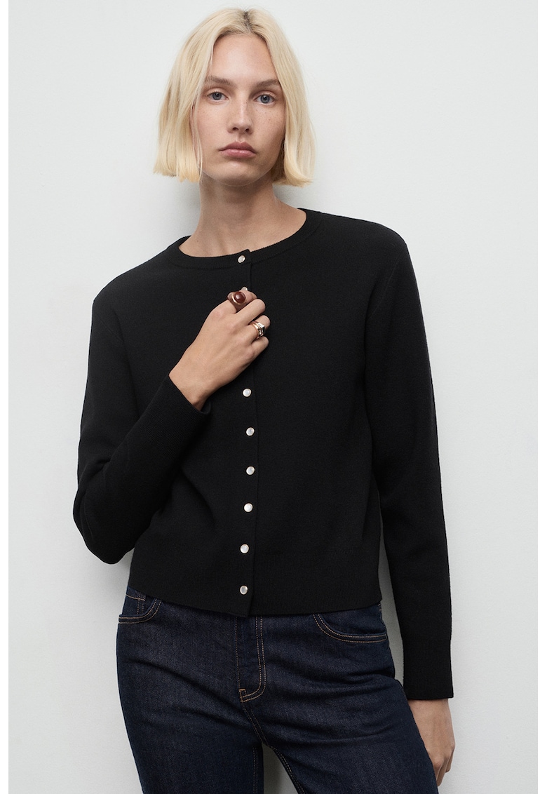 Cardigan tricotat fin cu nasturi