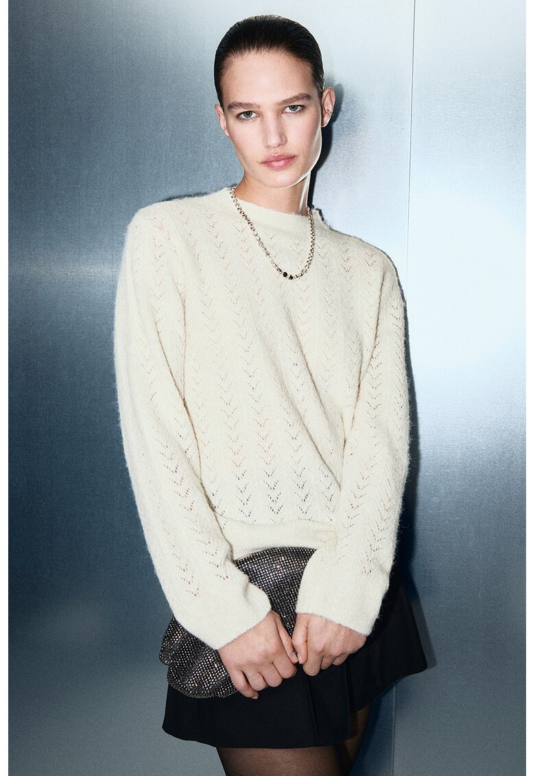 Pulover lejer cu decolteu la baza gatului - Crem