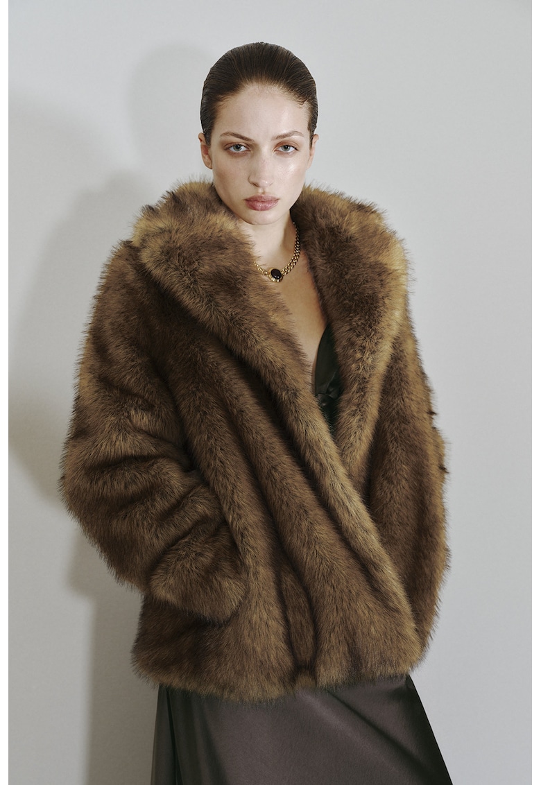 Palton din blana sintetica cu revere largi