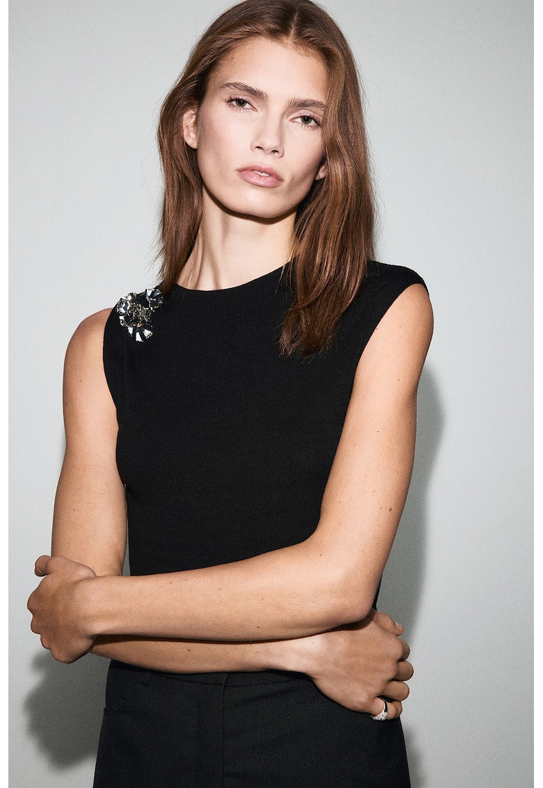 Top tricotat cu aplicatie florala