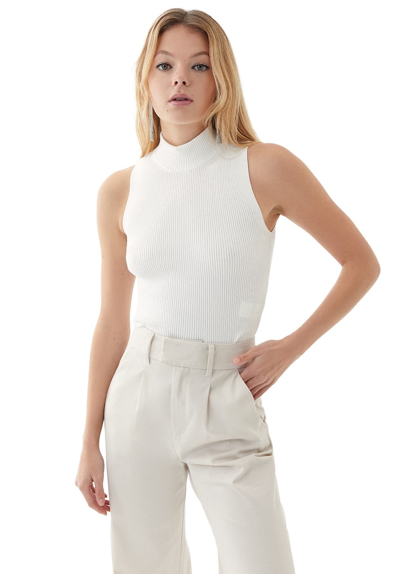 Top uni cu guler scurt