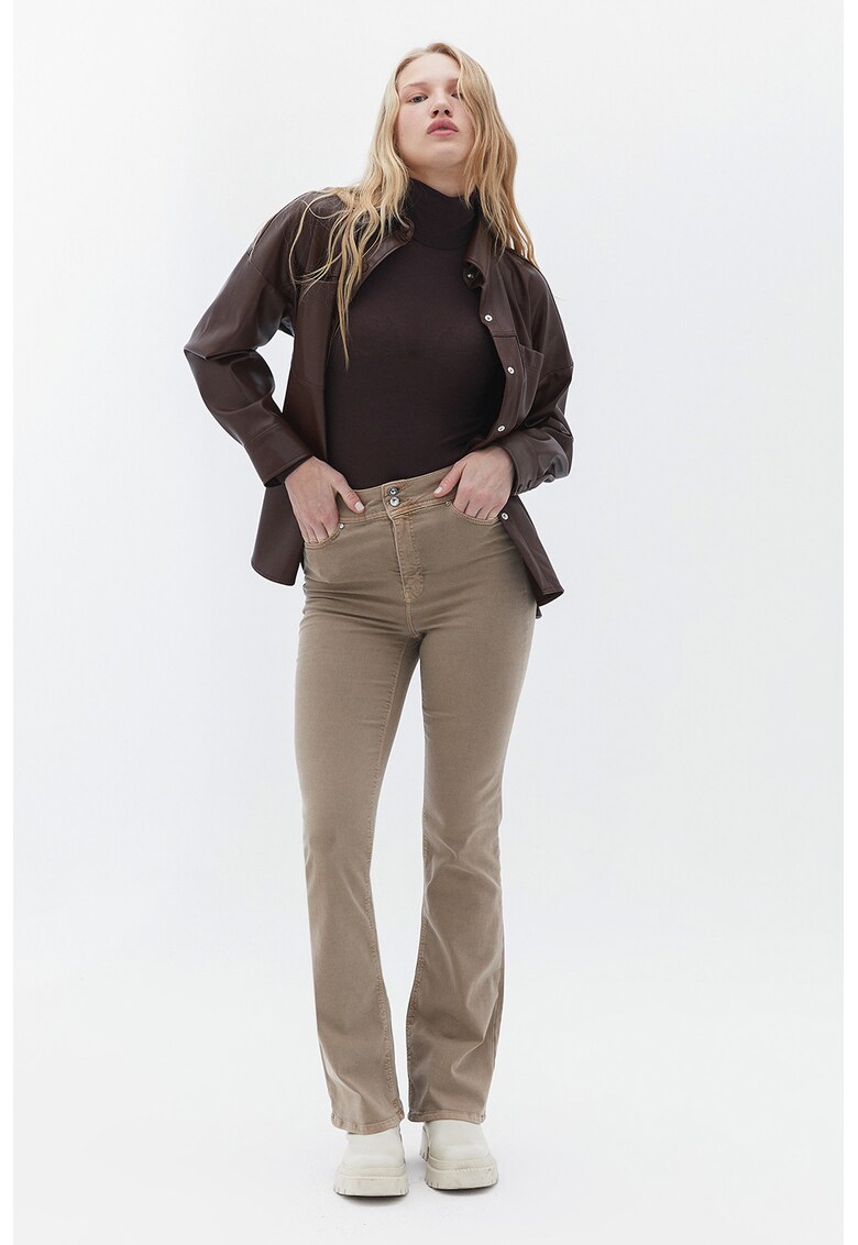 Pantaloni evazati cu talie inalta