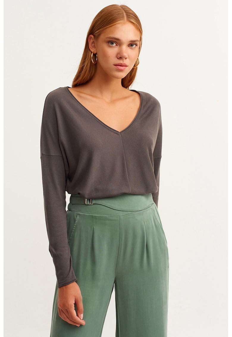 Bluza tricotata fin cu decolteu in V