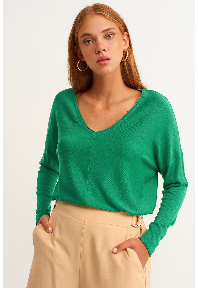 Bluza tricotata fin cu decolteu in V