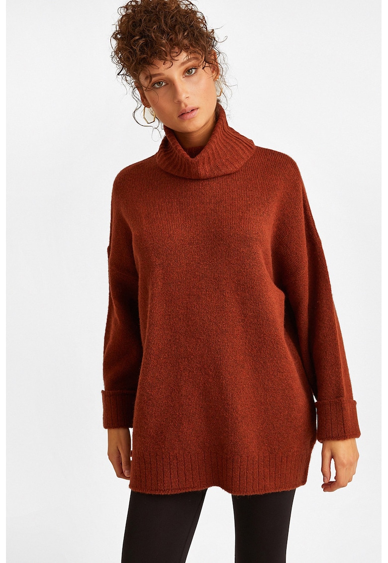 Rochie-pulover tricotata cu guler inalt