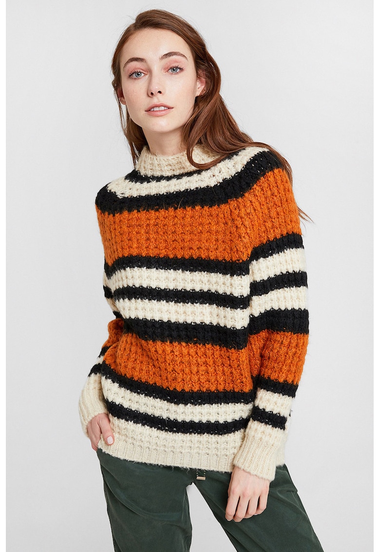 Pulover in dungi cu decolteu la baza gatului