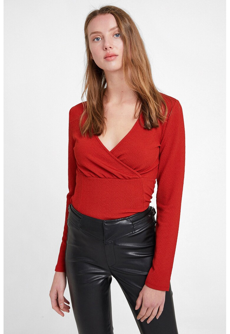 Bluza crop cu decolteu cache-coeur - Rosu