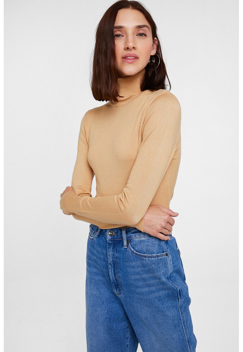 Pulover slim fit cu guler inalt - Maro nisip