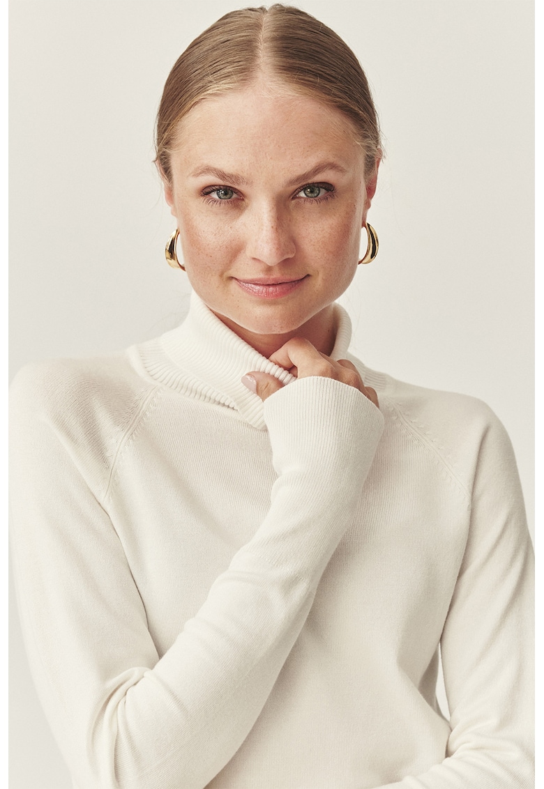 Pulover cu maneci raglan si guler inalt