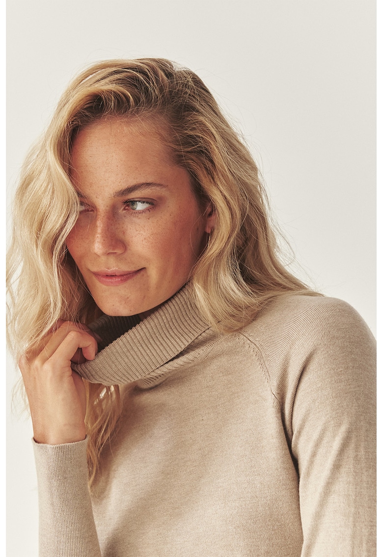 Pulover cu maneci raglan si guler inalt