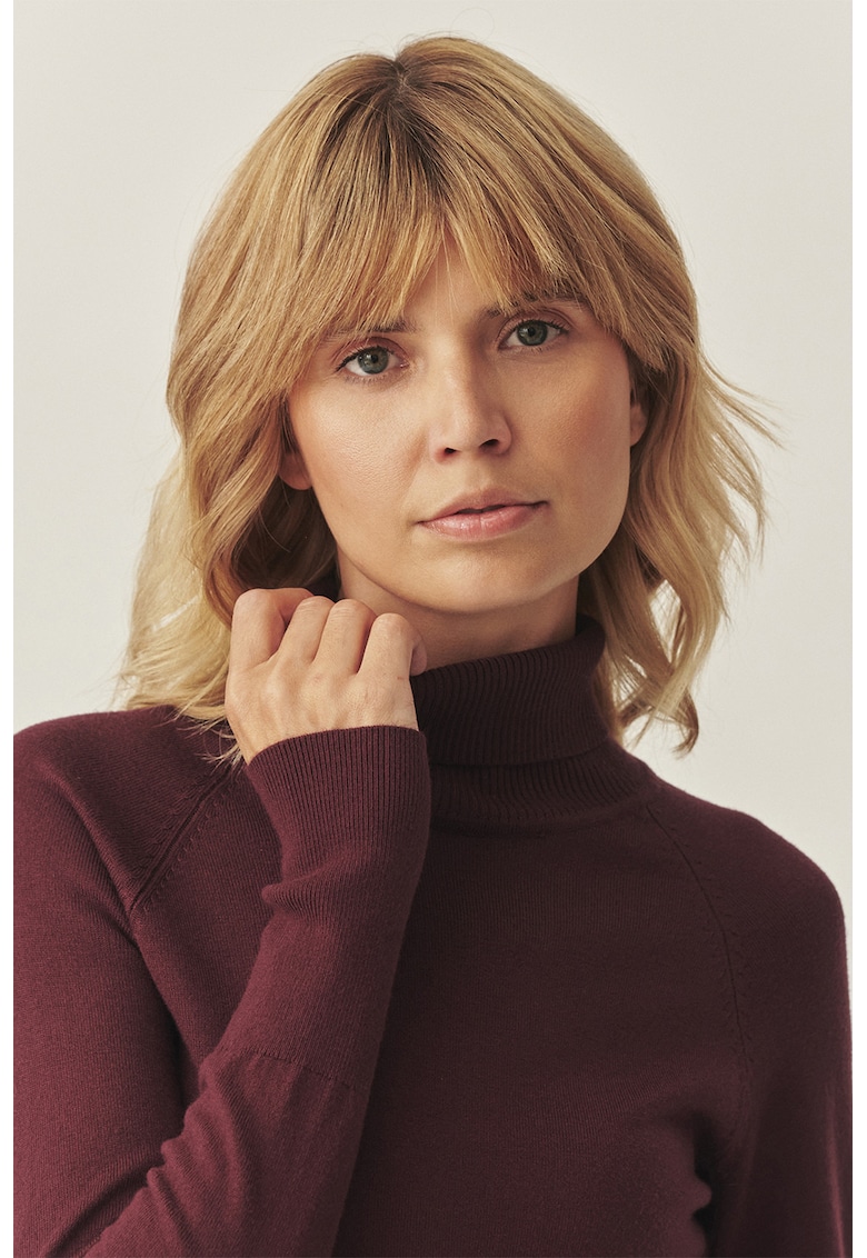 Pulover cu maneci raglan si guler inalt