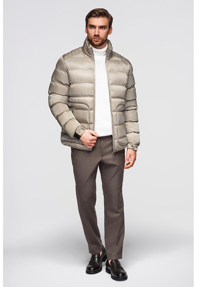 Geaca matlasata cu guler inalt