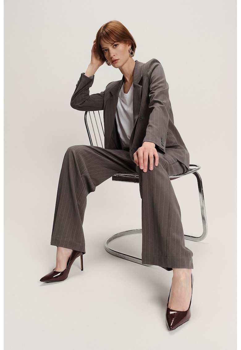 Sacou cu dungi si revere decupate