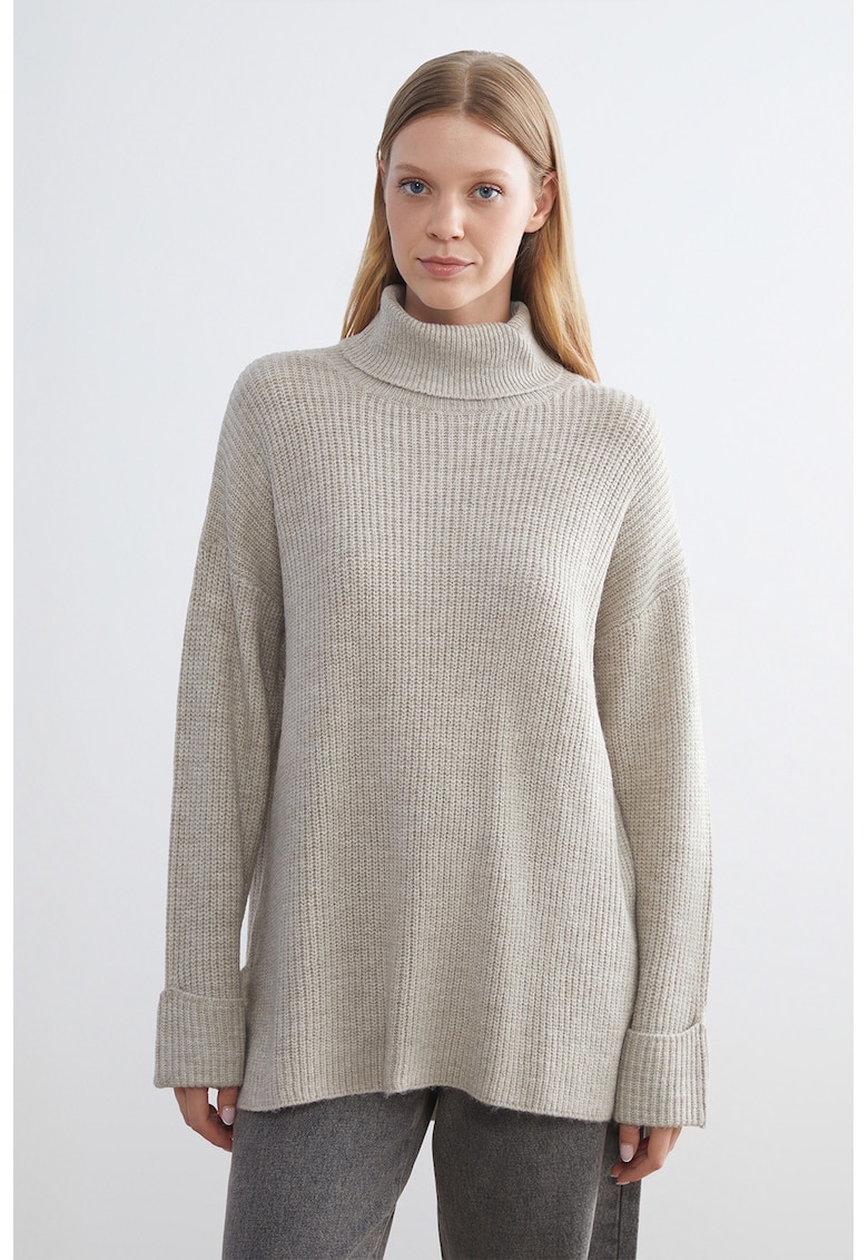 Pulover supradimensionat cu guler inalt