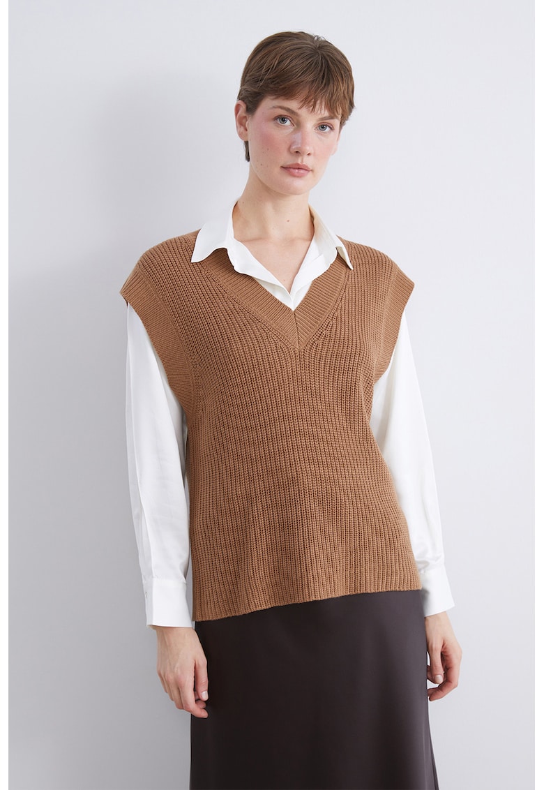 Vesta tricotata cu decolteu in V
