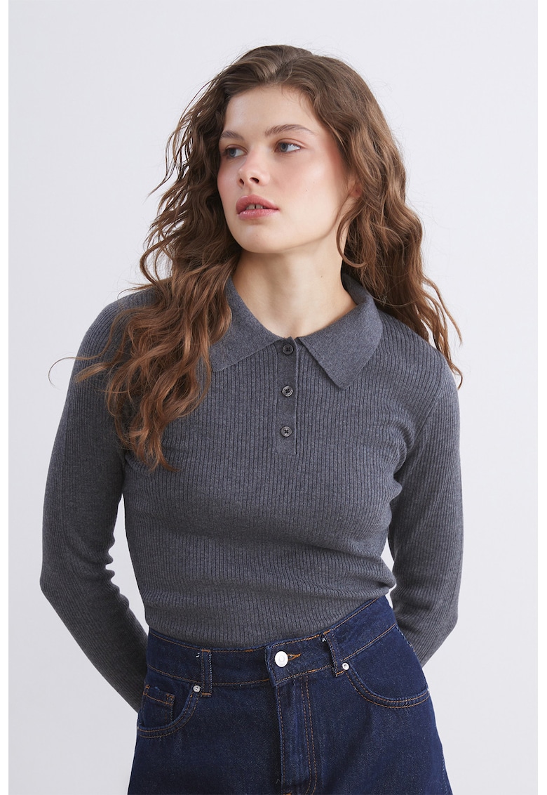 Pulover slim fit cu fenta cu nasturi