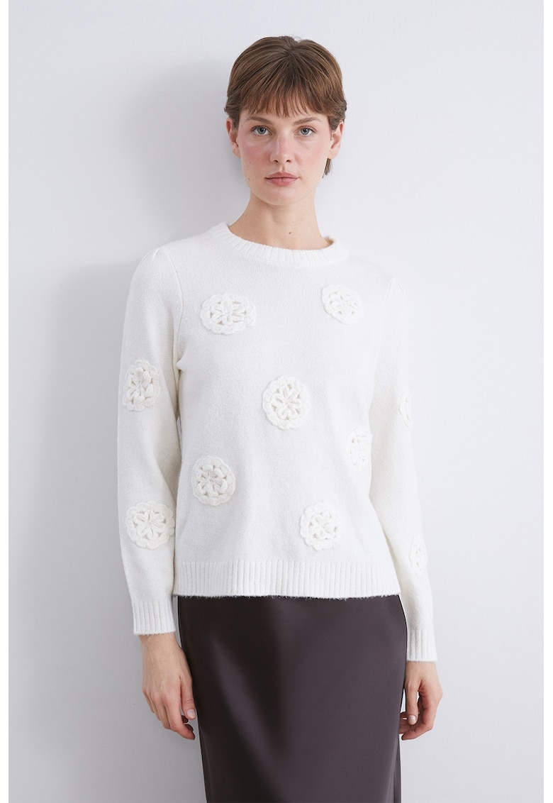 Pulover tricotat cu broderii florale