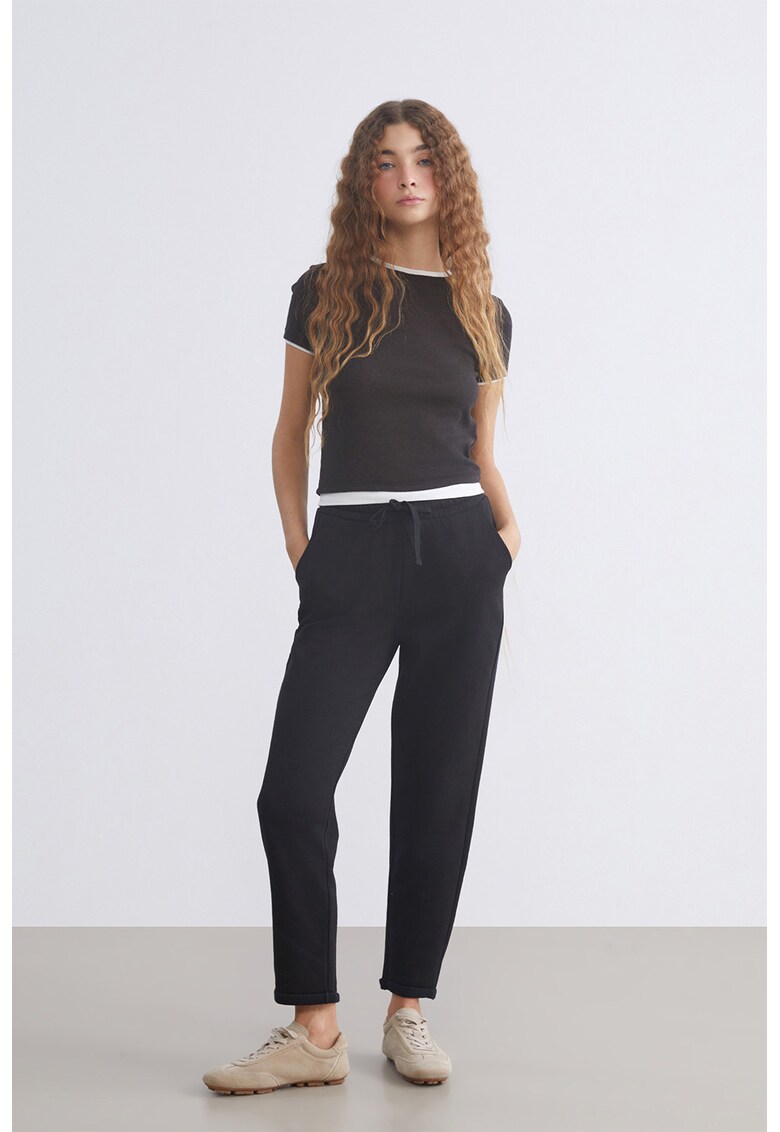 Pantaloni conici crop de trening - Negru