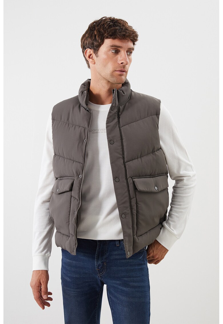 Vesta matlasata cu buzunare cu clapa