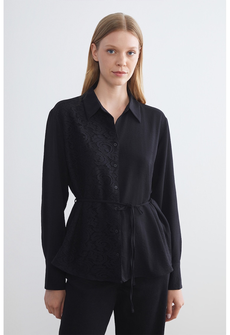 Camasa cu garnitura suprapusa din dantela