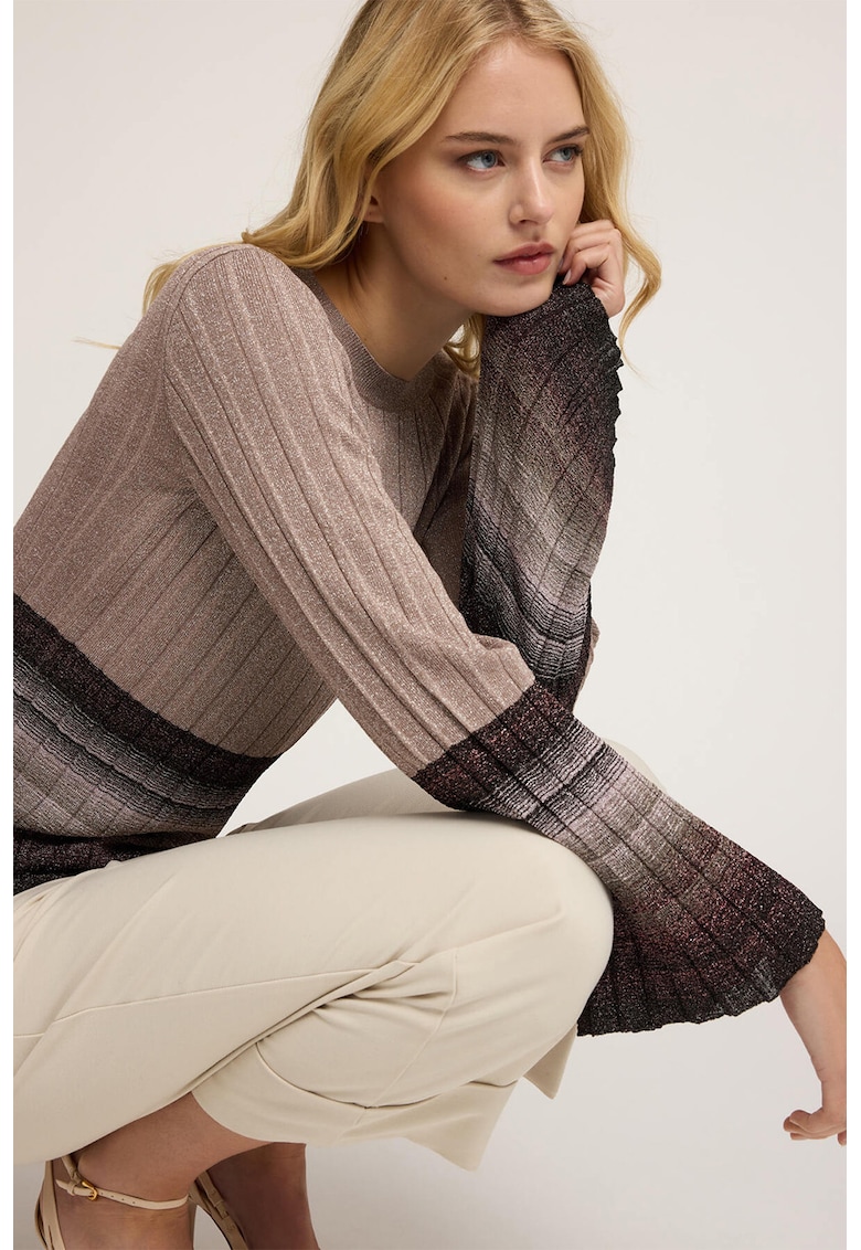 Pulover texturat din lurex cu maneci evazate