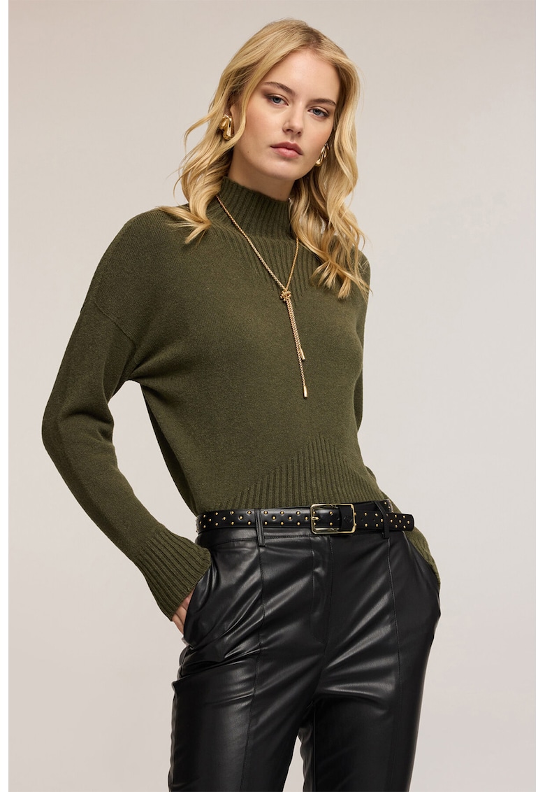 Pulover cu guler scurt