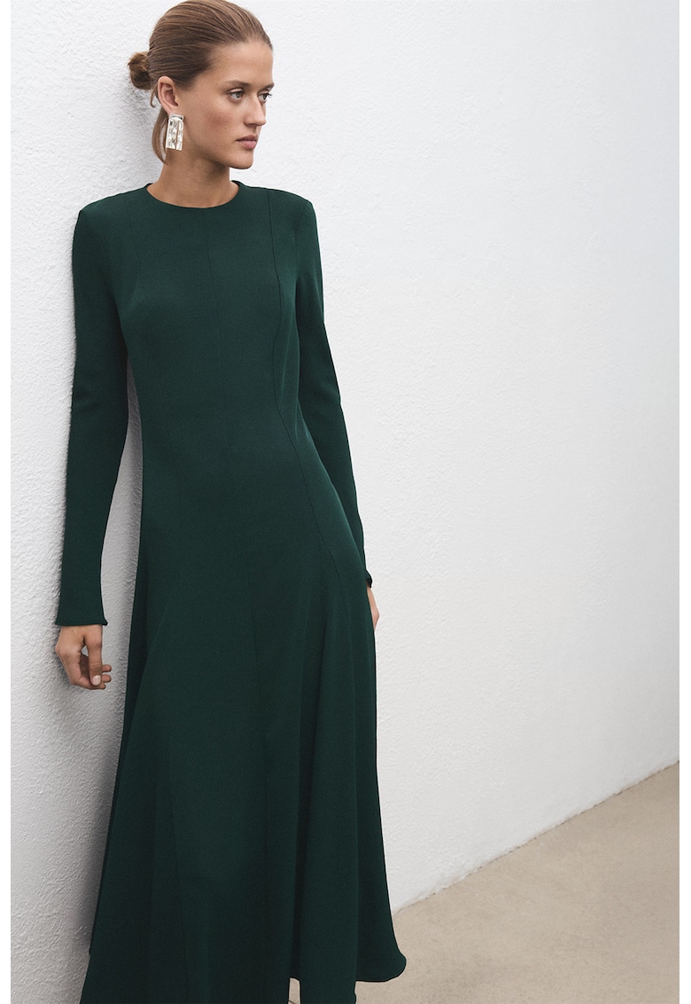 Rochie cu decolteu la baza gatului si maneci lungi