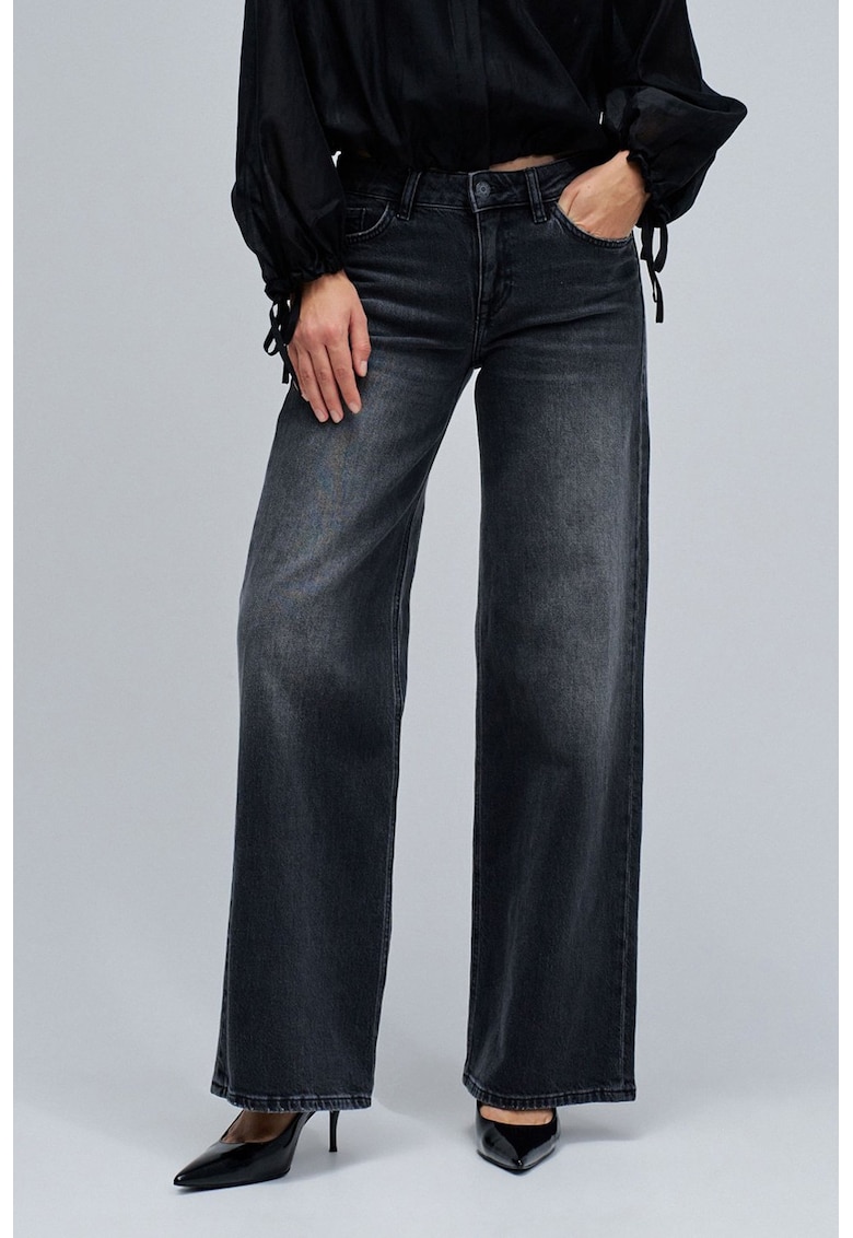 Blugi cu croiala ampla si talie joasa