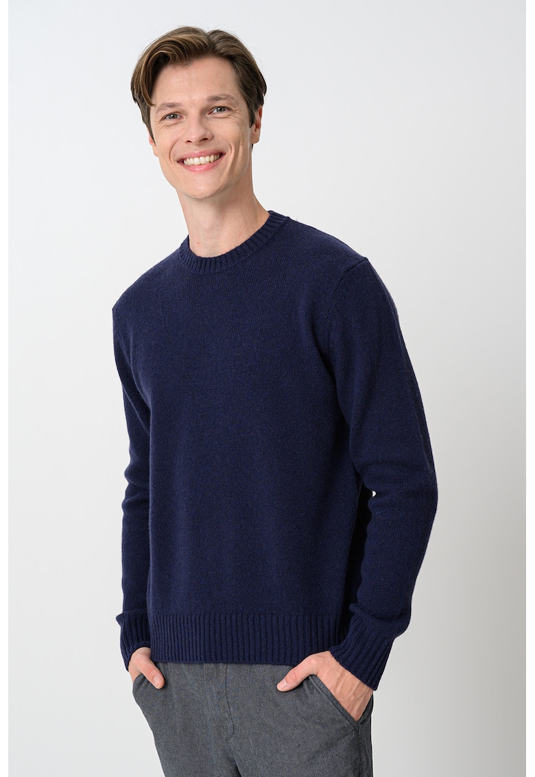 Pulover de lana cu decolteu la baza gatului