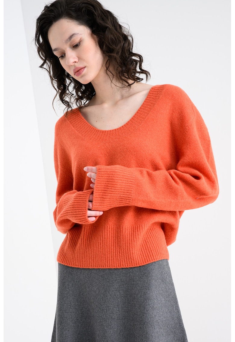 Pulover lejer cu decolteu rotund