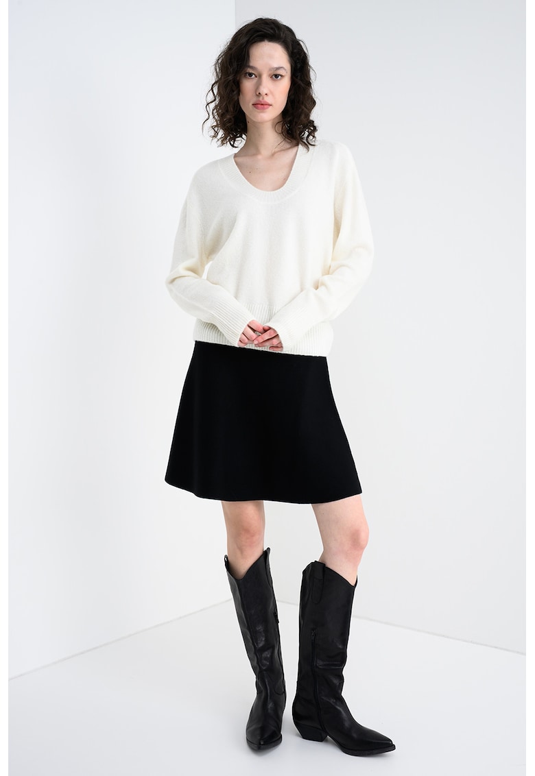 Pulover lejer cu decolteu rotund