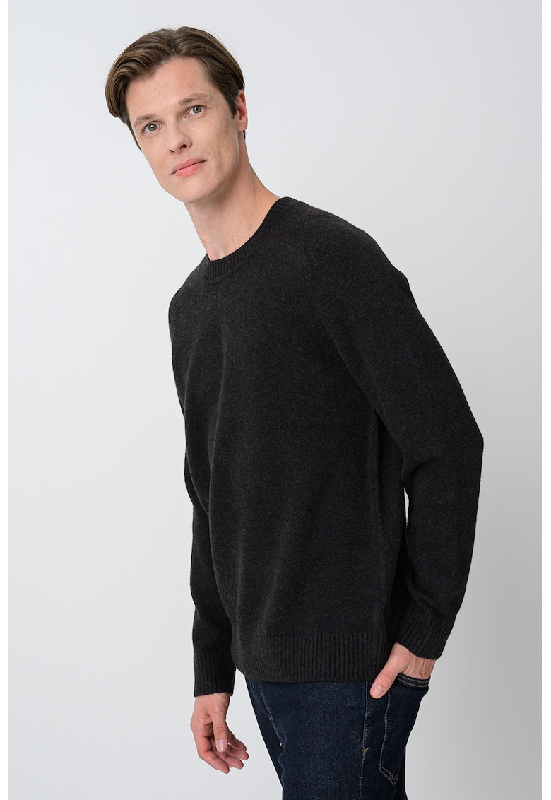 Pulover lejer cu decolteu la baza gatului